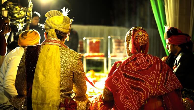 Như một bộ sưu tập album ảnh đầy màu sắc, hình ảnh về đám cưới Ấn Độ với việc chỉnh sửa video tuyệt vời và âm nhạc nền sẽ khiến bạn có những trải nghiệm độc đáo và ấn tượng. Dung lượng không quá nặng, video Ấn Độ và nhạc MP3 nền hứa hẹn sẽ làm bạn cảm thấy sung sướng và tươi vui.