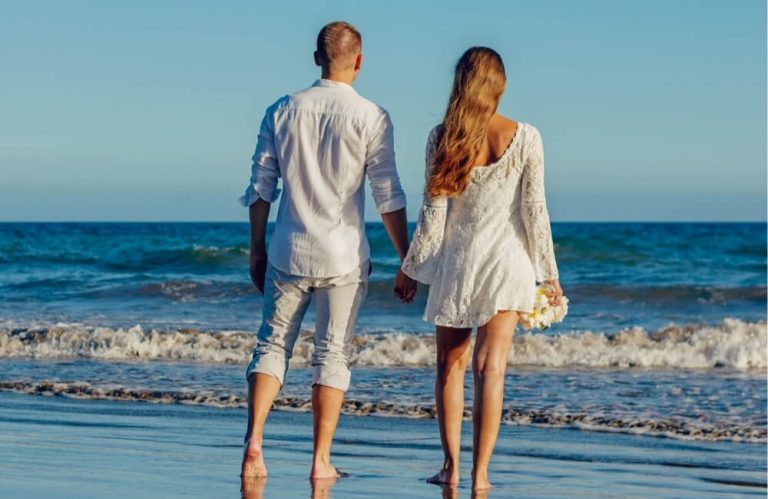 8 Tips for Your Dream Beach Wedding Planning  Happy Wedding App