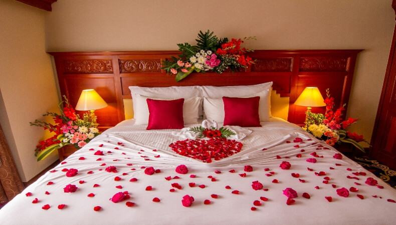 Wedding Bedroom Decoration With Flowers And Candles 2024