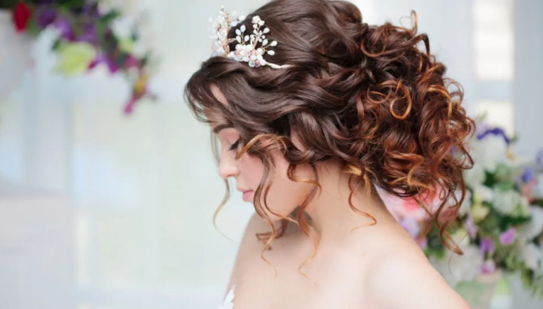 10 Wedding Hairstyles For Girls With Curly Hair - Bridals.Pk