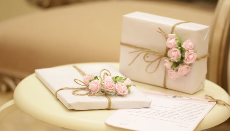 Traditional and Modern Guide to Anniversary Gifts by Year